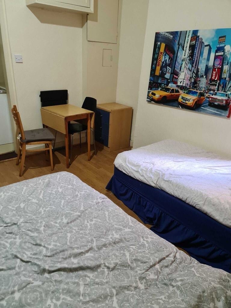 Room Cranhurst Road in Greater London