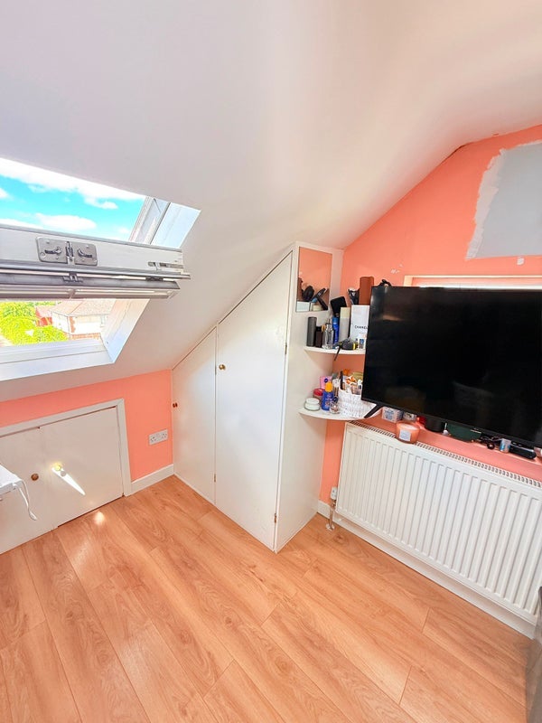 Room Cuckoo Hall Lane in Greater London