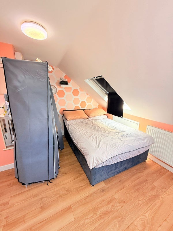 Room Cuckoo Hall Lane in Greater London