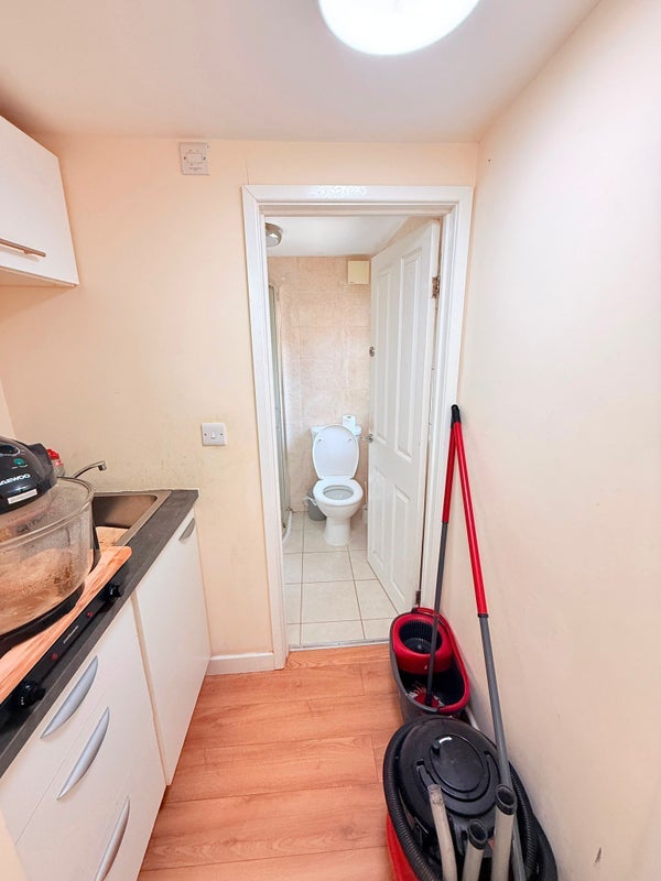 Room Cuckoo Hall Lane in Greater London