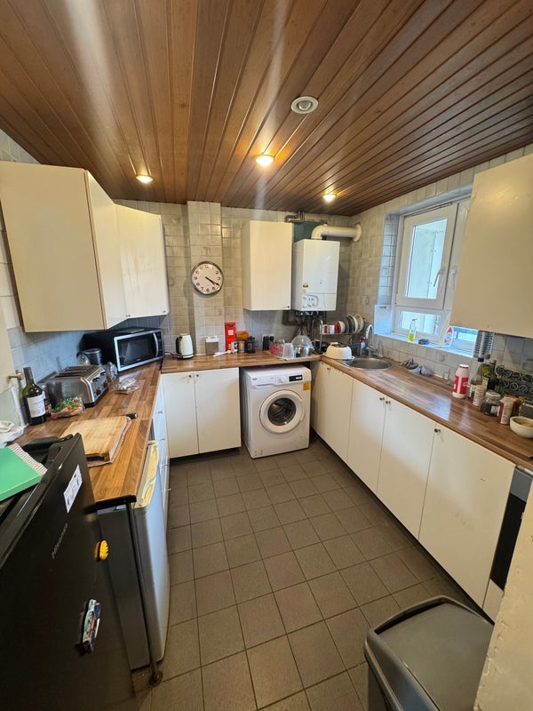 Room Trelawney Estate in Greater London