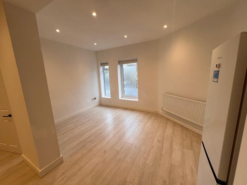 Room Seagry Road in Greater London