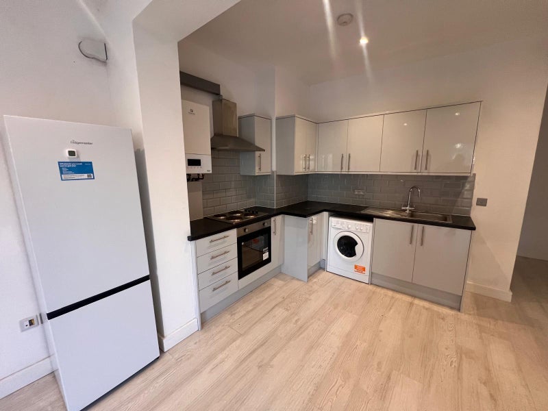 Room Seagry Road in Greater London