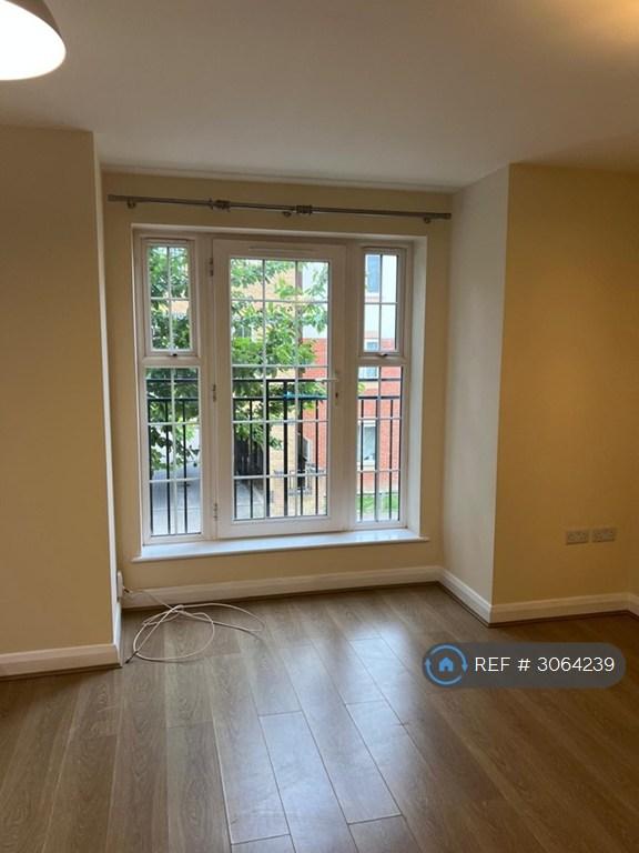 Flat Sarum Road in Luton