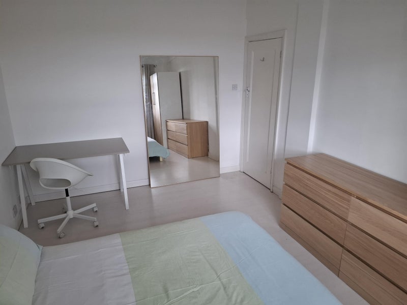 Room Edith Villas in Greater London
