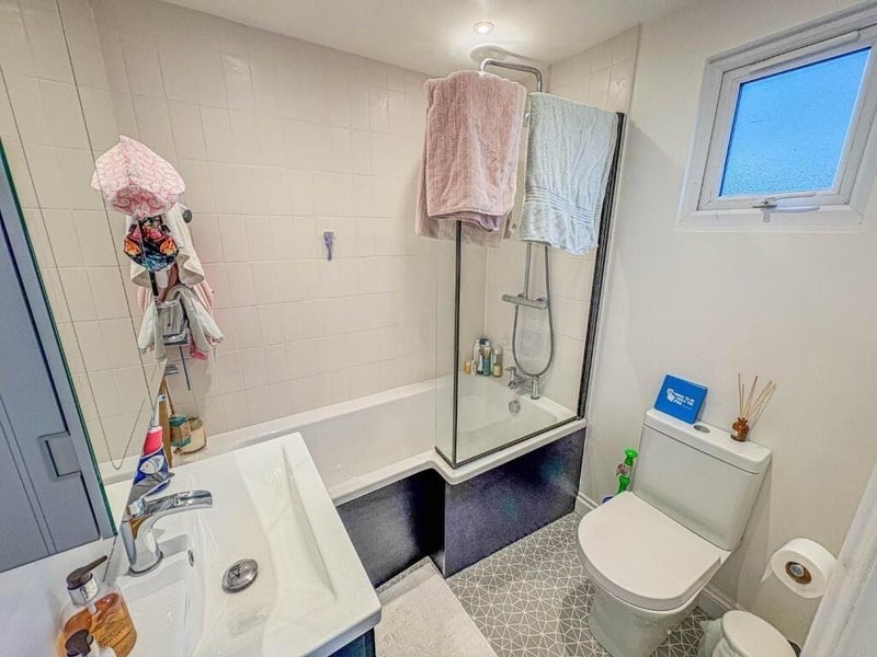 Room Nevil Road in Bristol