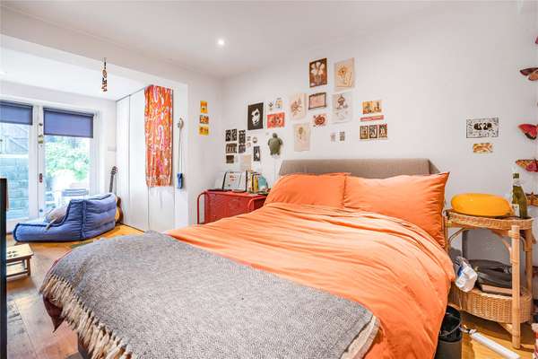 Flat Caledonian Road in Greater London