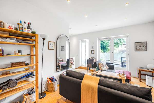 Flat Caledonian Road in Greater London