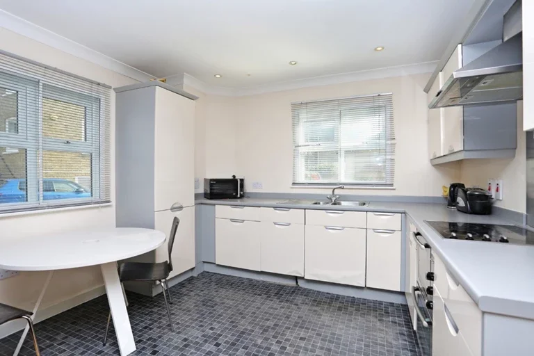 Flat Murray Court in Greater London