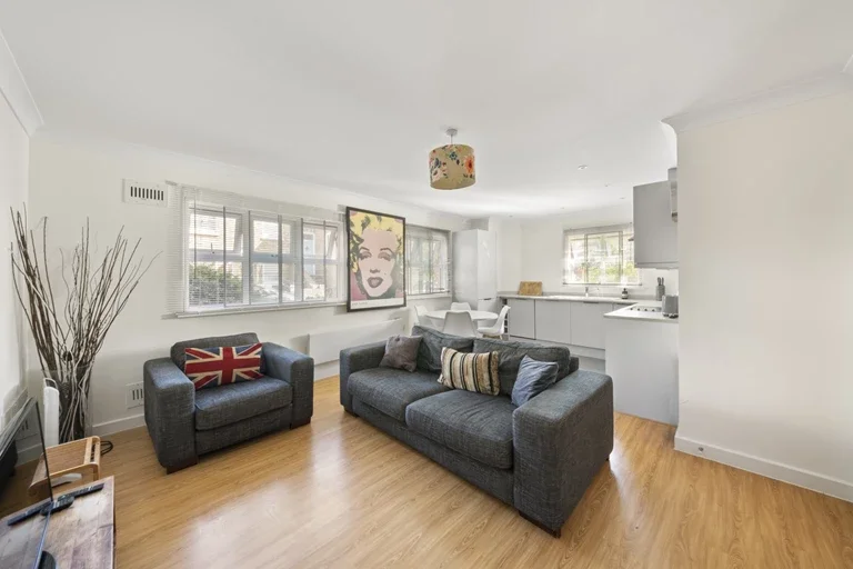 Flat Murray Court in Greater London