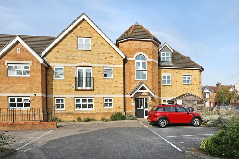 Flat Murray Court in Greater London