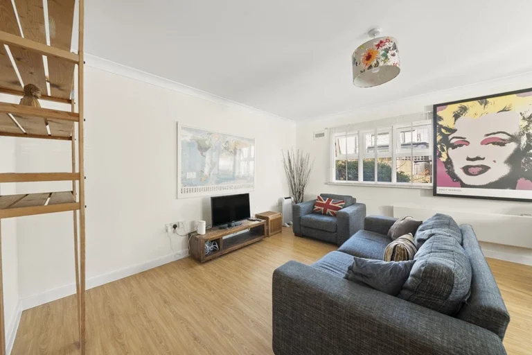 Flat Murray Court in Greater London