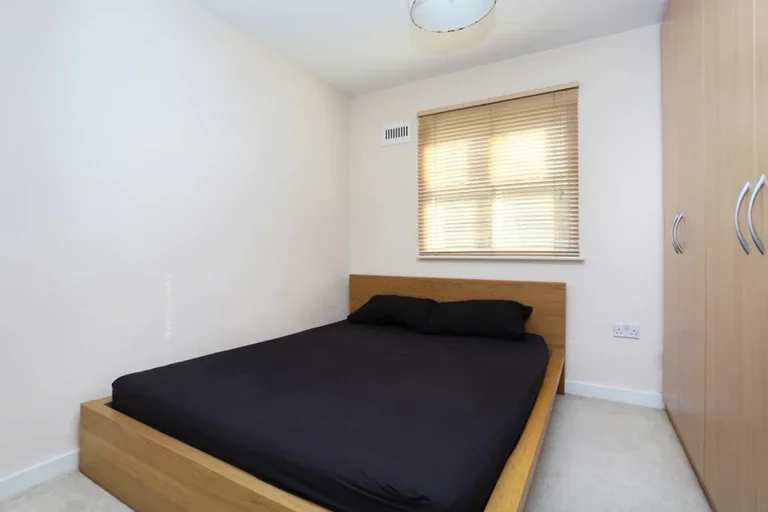 Flat Murray Court in Greater London