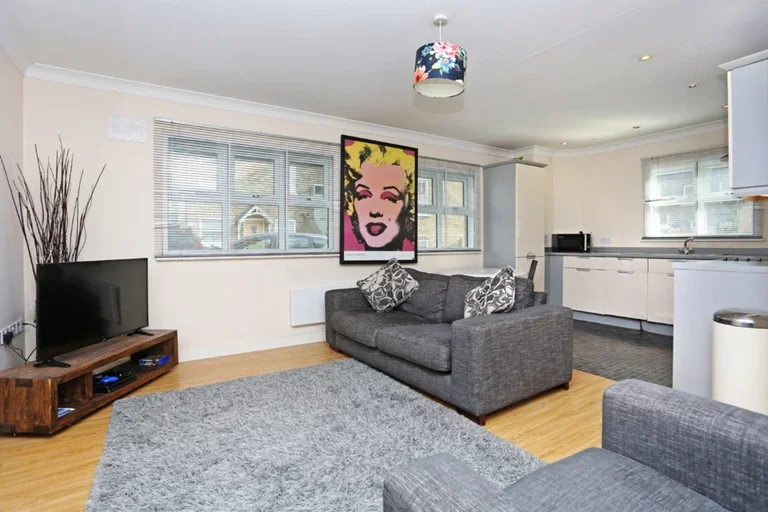 Flat Murray Court in Greater London