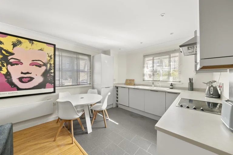 Flat Murray Court in Greater London