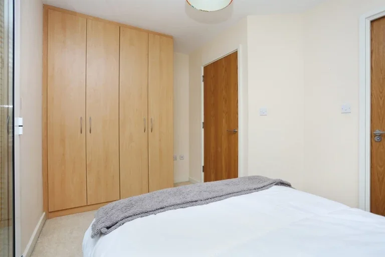 Flat Murray Court in Greater London