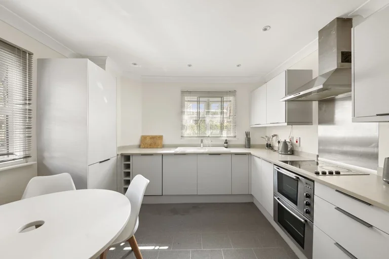 Flat Murray Court in Greater London