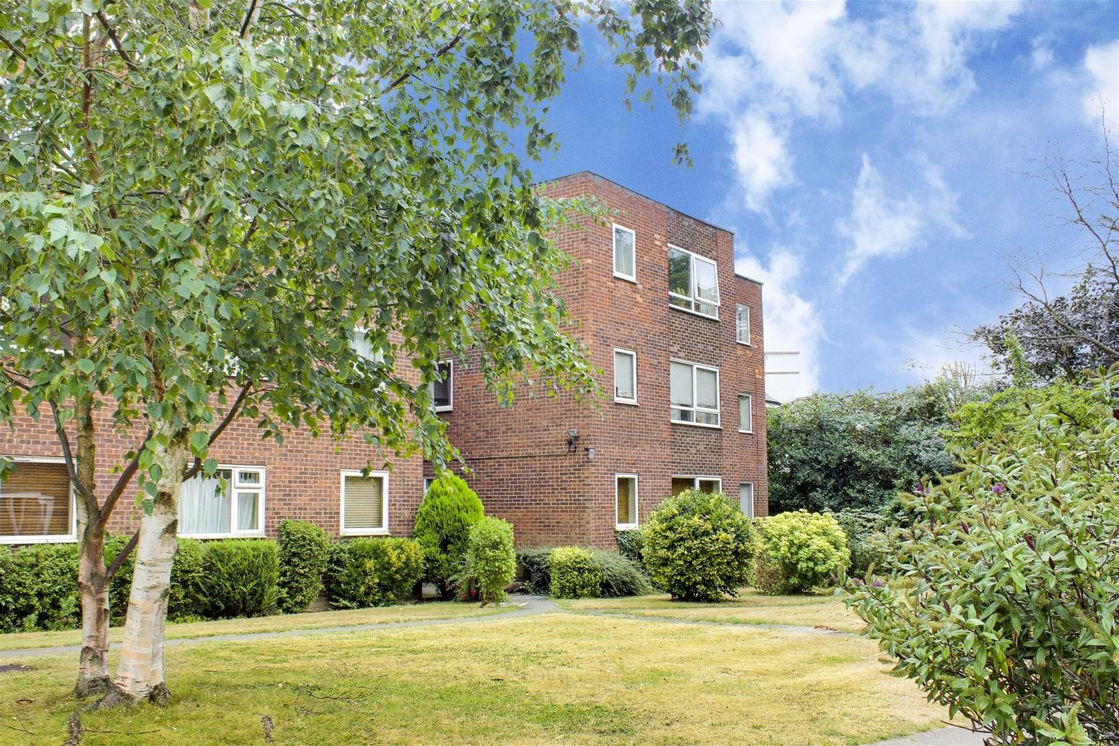 Flat Lincoln Road in Greater London