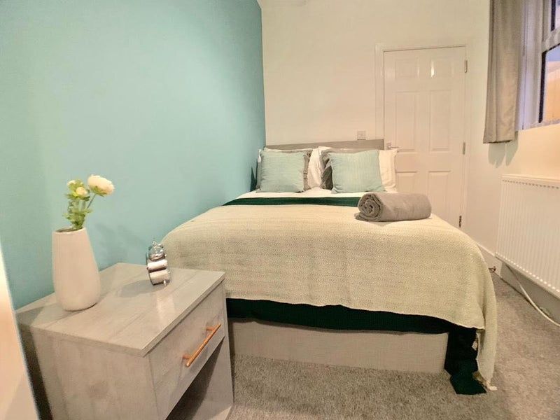 Room Carr View Avenue in Doncaster