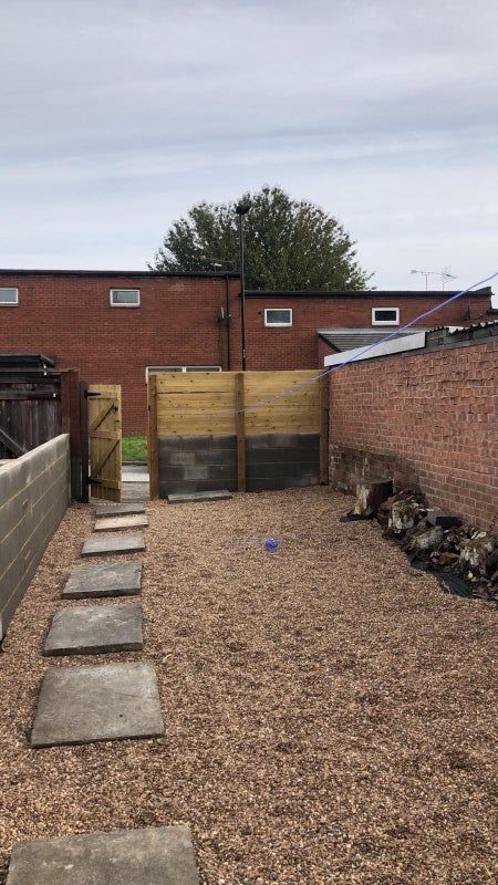 Room Carr View Avenue in Doncaster