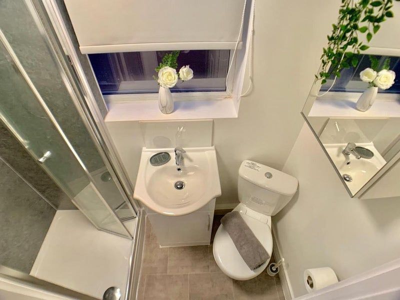 Room Carr View Avenue in Doncaster