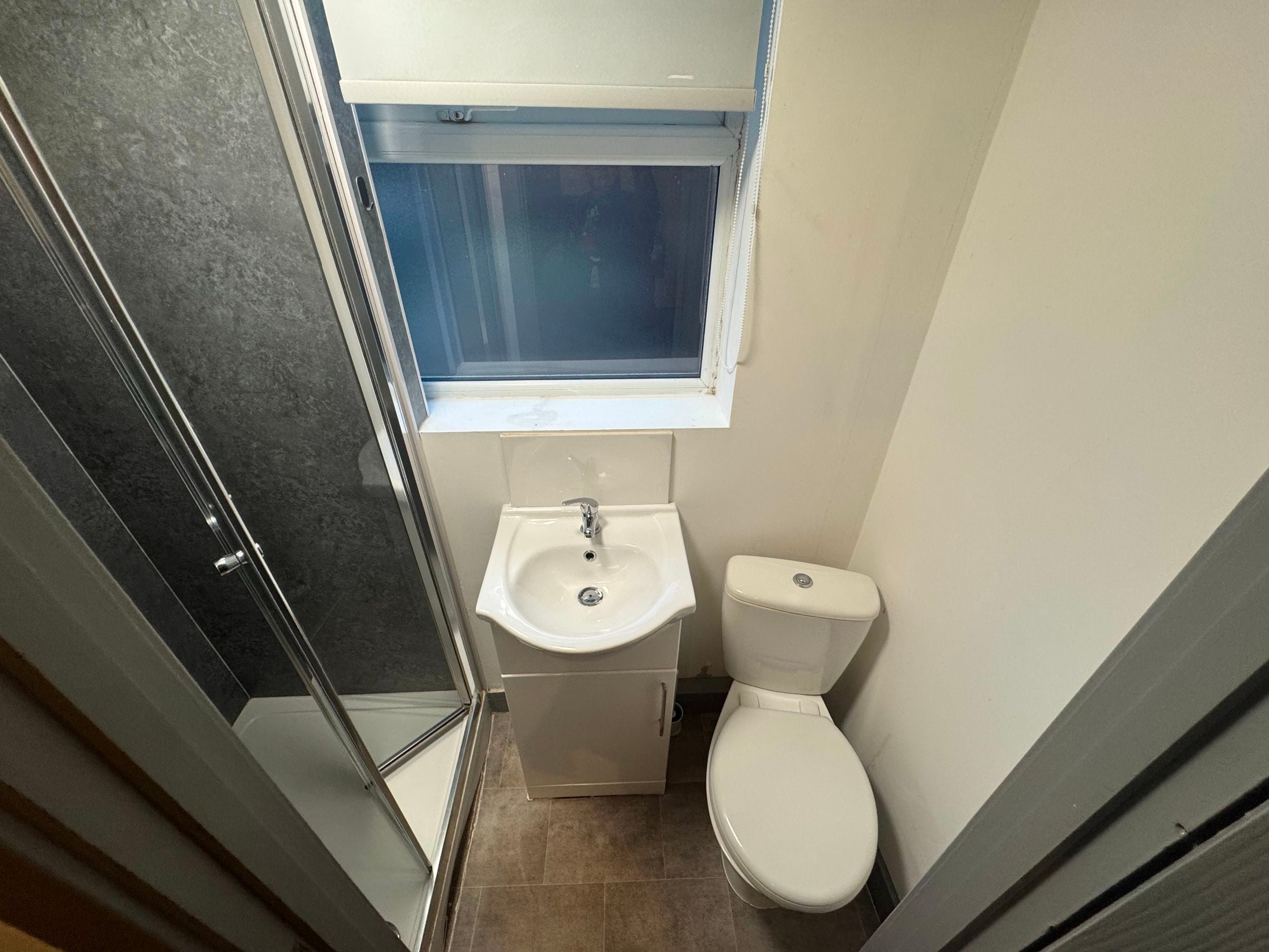 Room Carr View Avenue in Doncaster