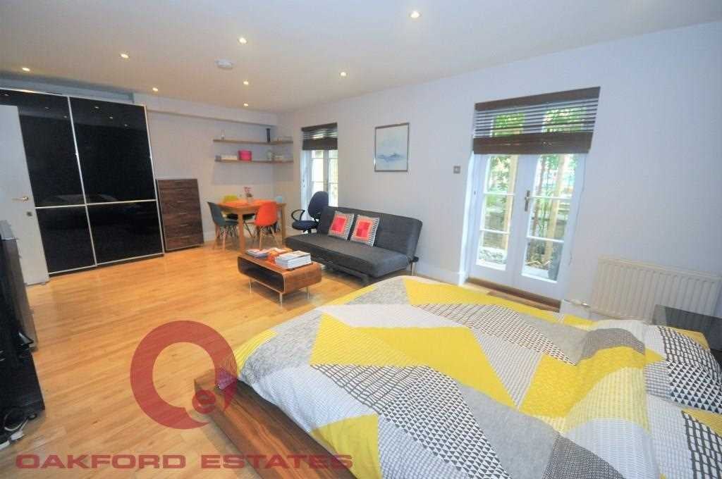 Flat John's Mews in Greater London