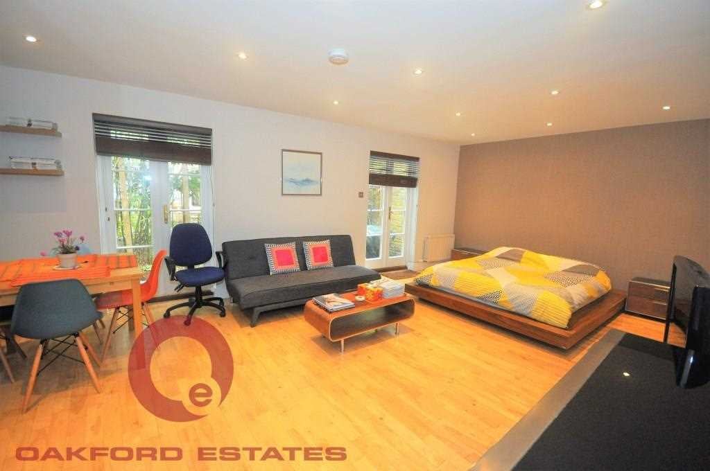 Flat John's Mews in Greater London