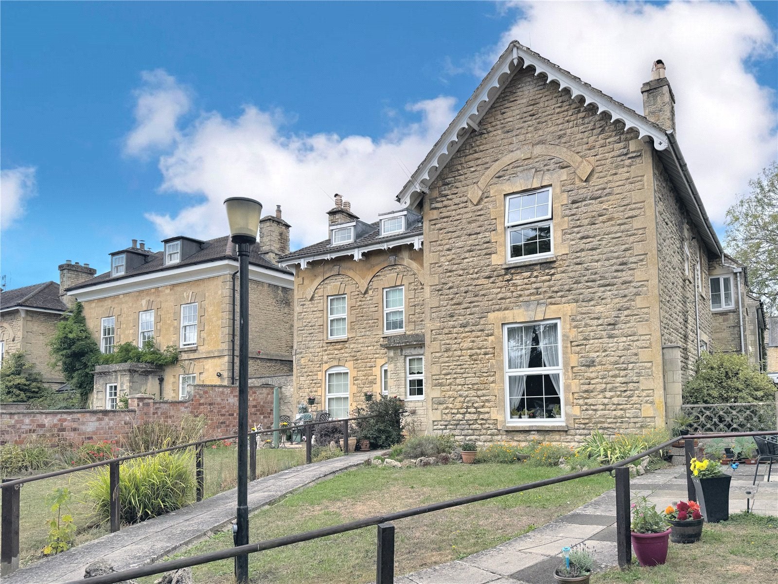Flat Garden Close in Cotswold District