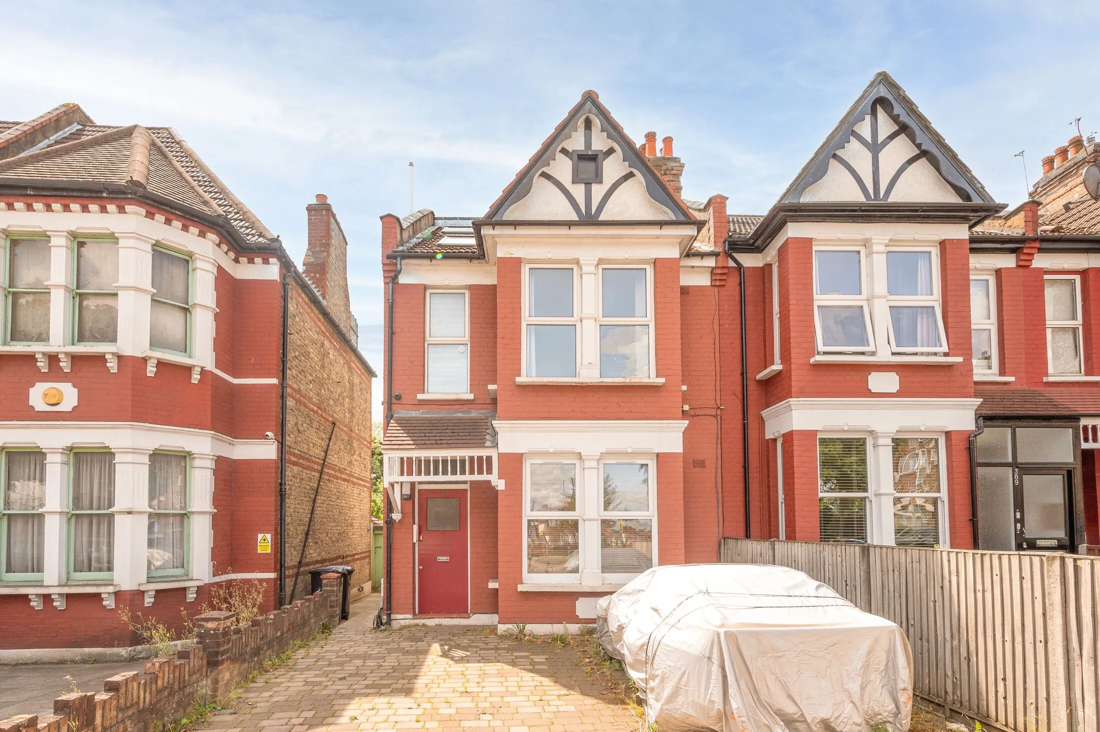 Flat Bowes Road in Greater London
