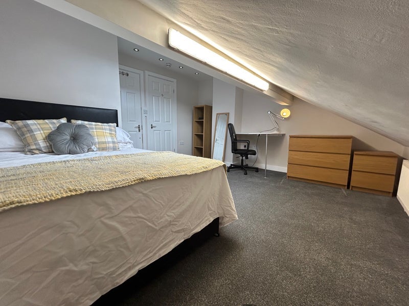 Room Village Avenue in Leeds