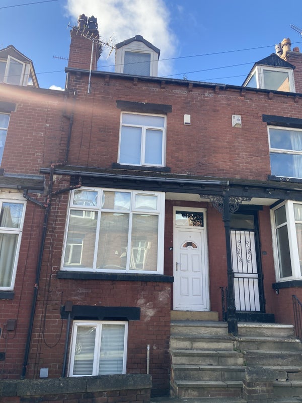 Room Village Avenue in Leeds