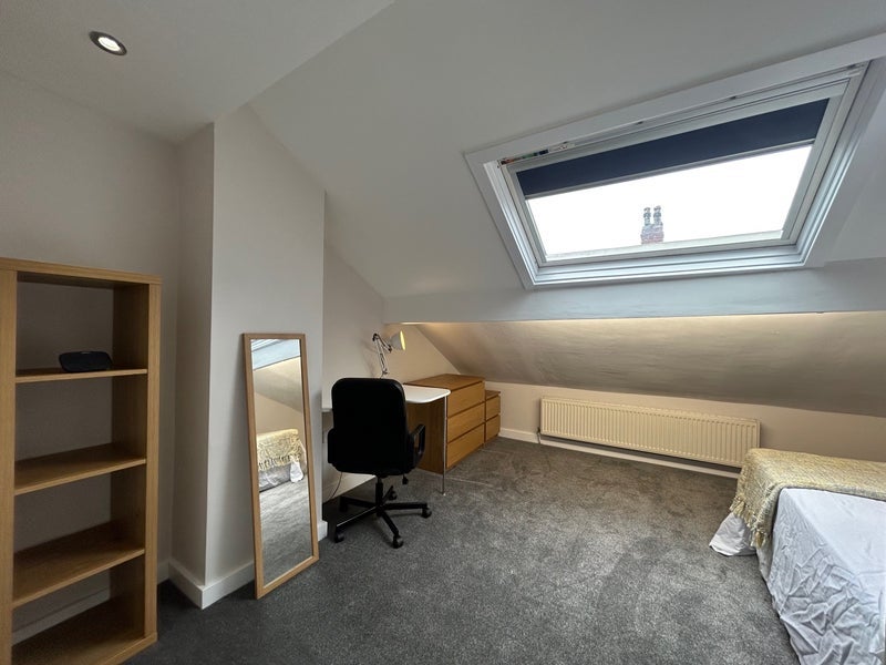 Room Village Avenue in Leeds