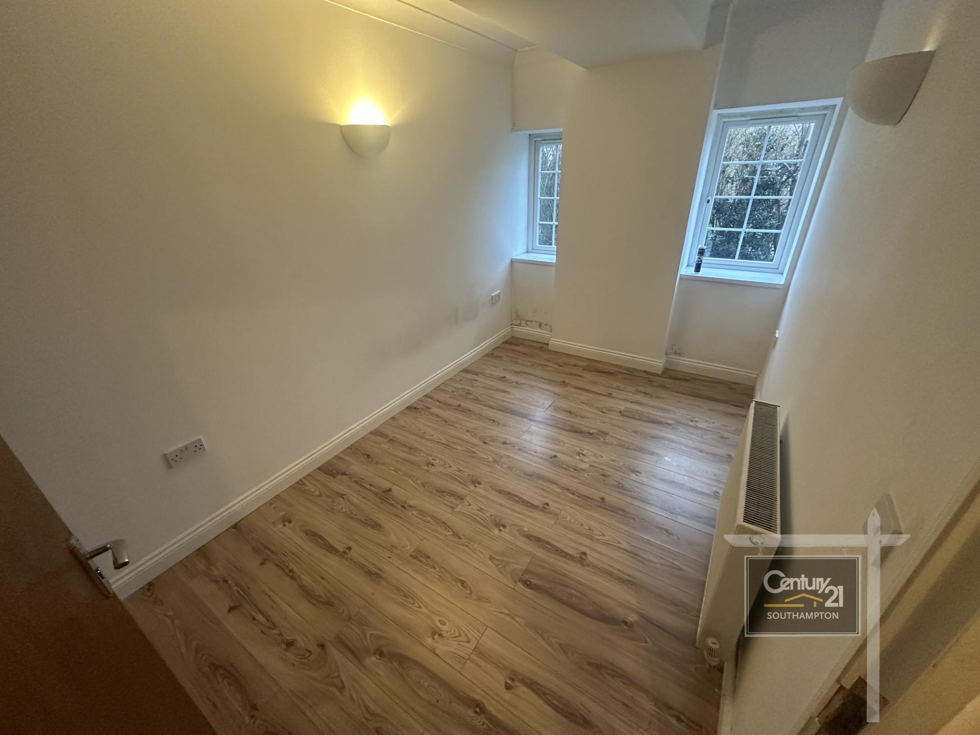 Flat Norton Close in Southampton
