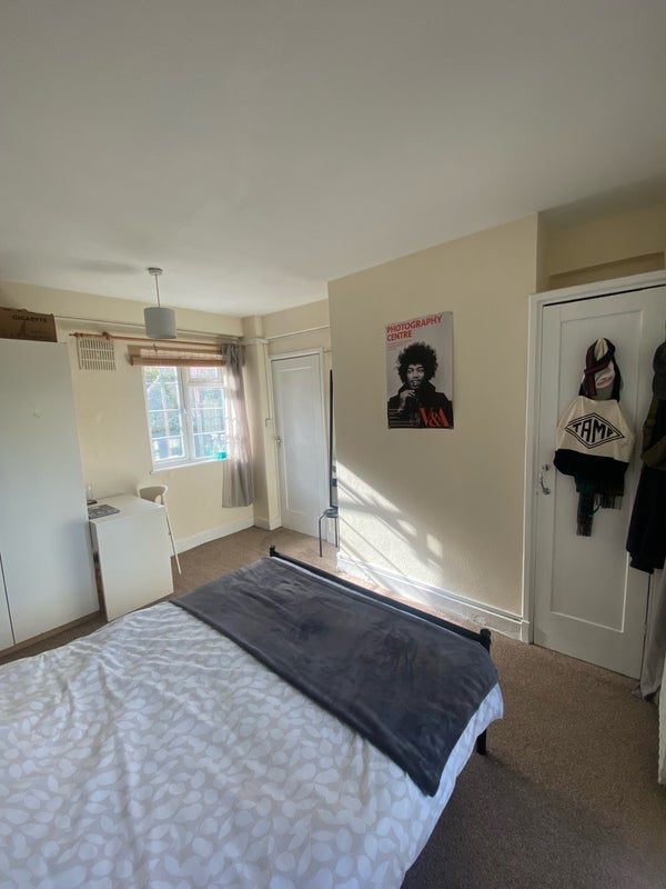 Flat Chiswick Village in Greater London