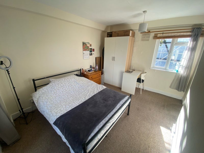 Flat Chiswick Village in Greater London