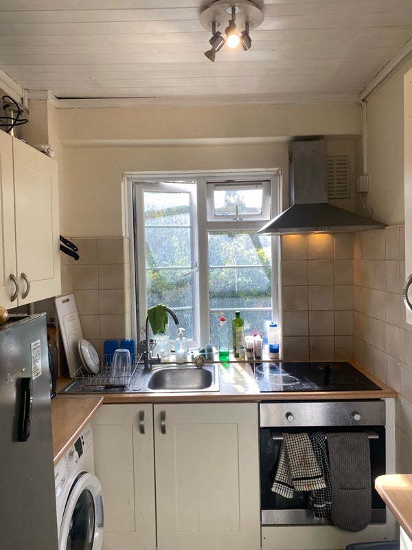 Flat Chiswick Village in Greater London
