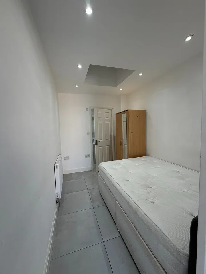 Flat Crest Road in Greater London
