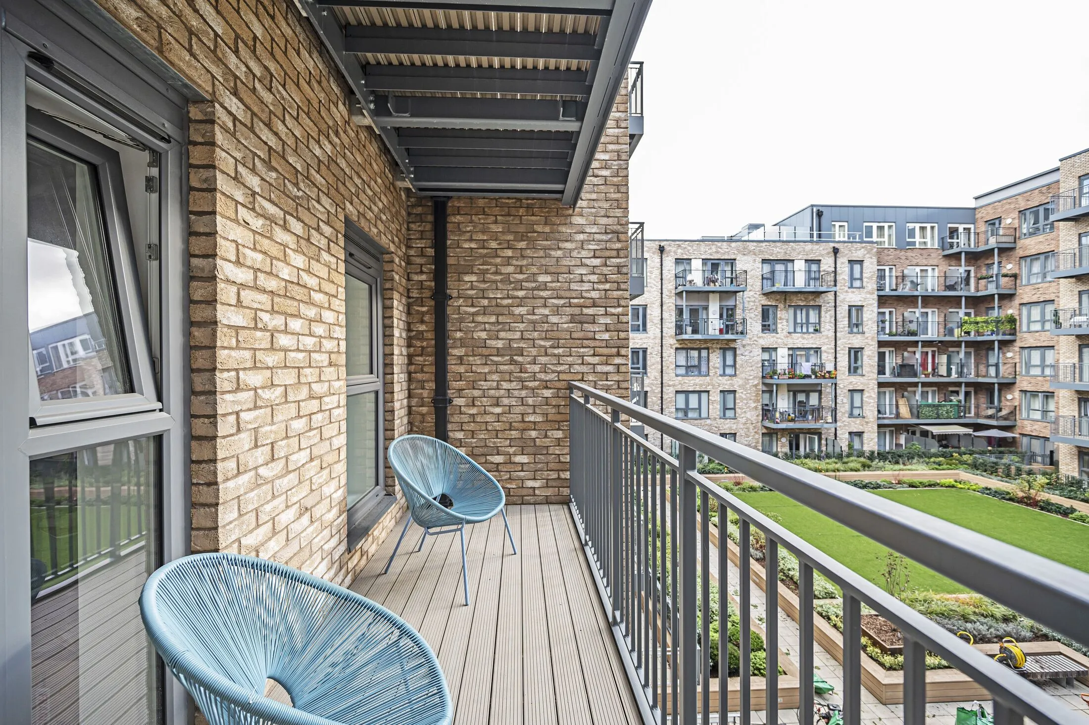 Flat Hoy Close in Greater London