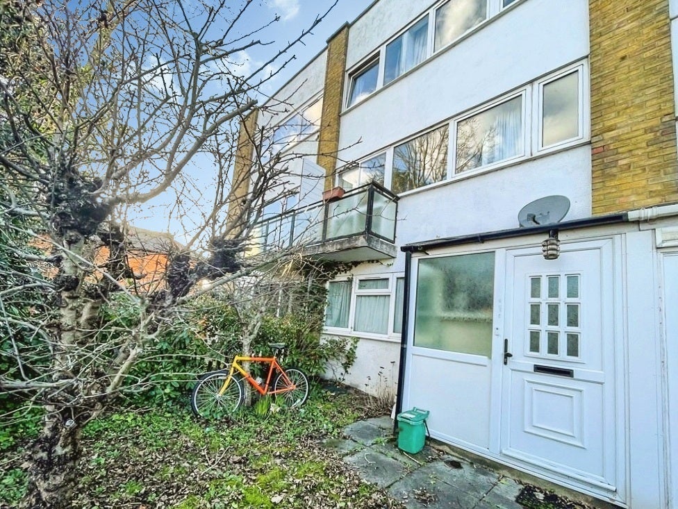 House Runnemede Road in Borough of Runnymede