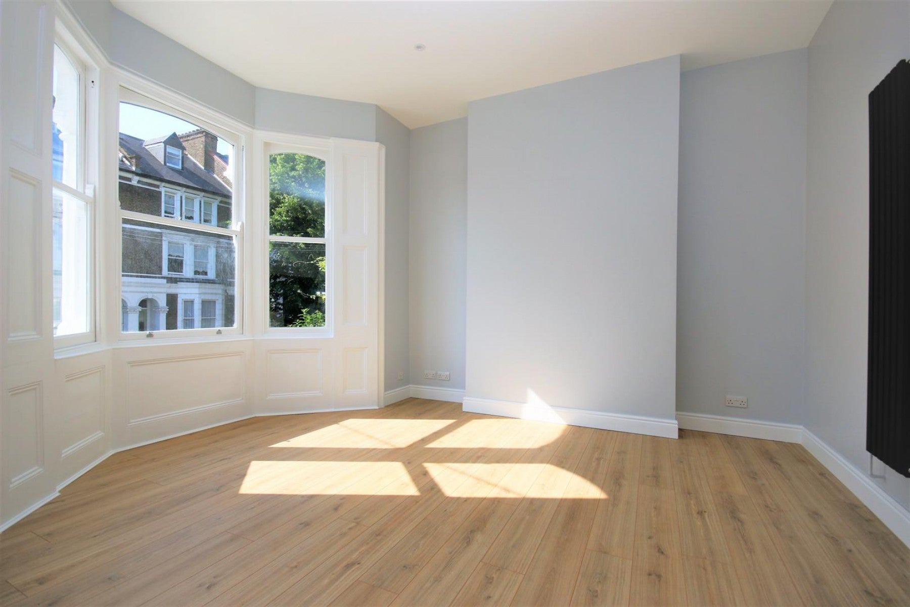 Flat Montpelier Grove in Greater London