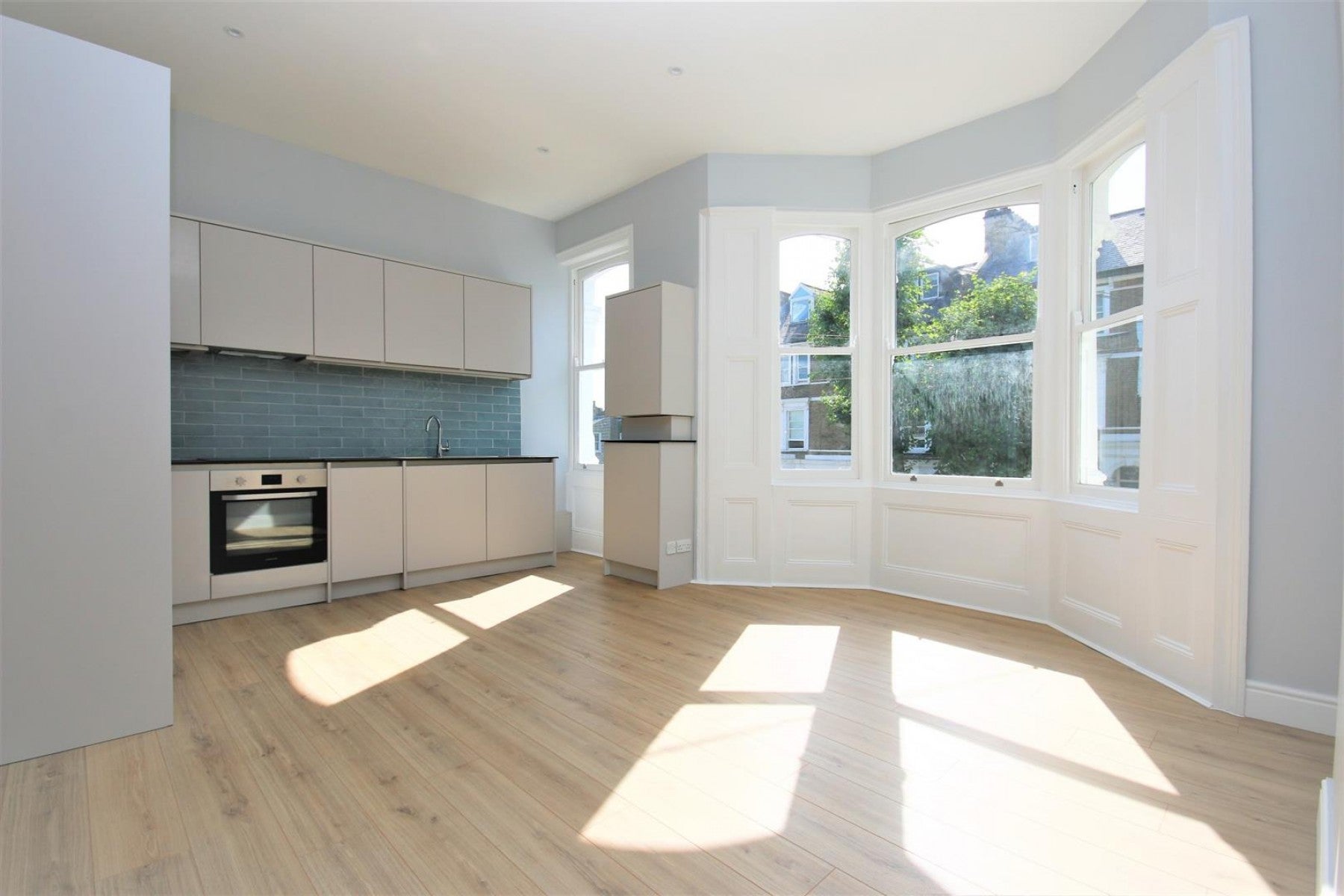 Flat Montpelier Grove in Greater London