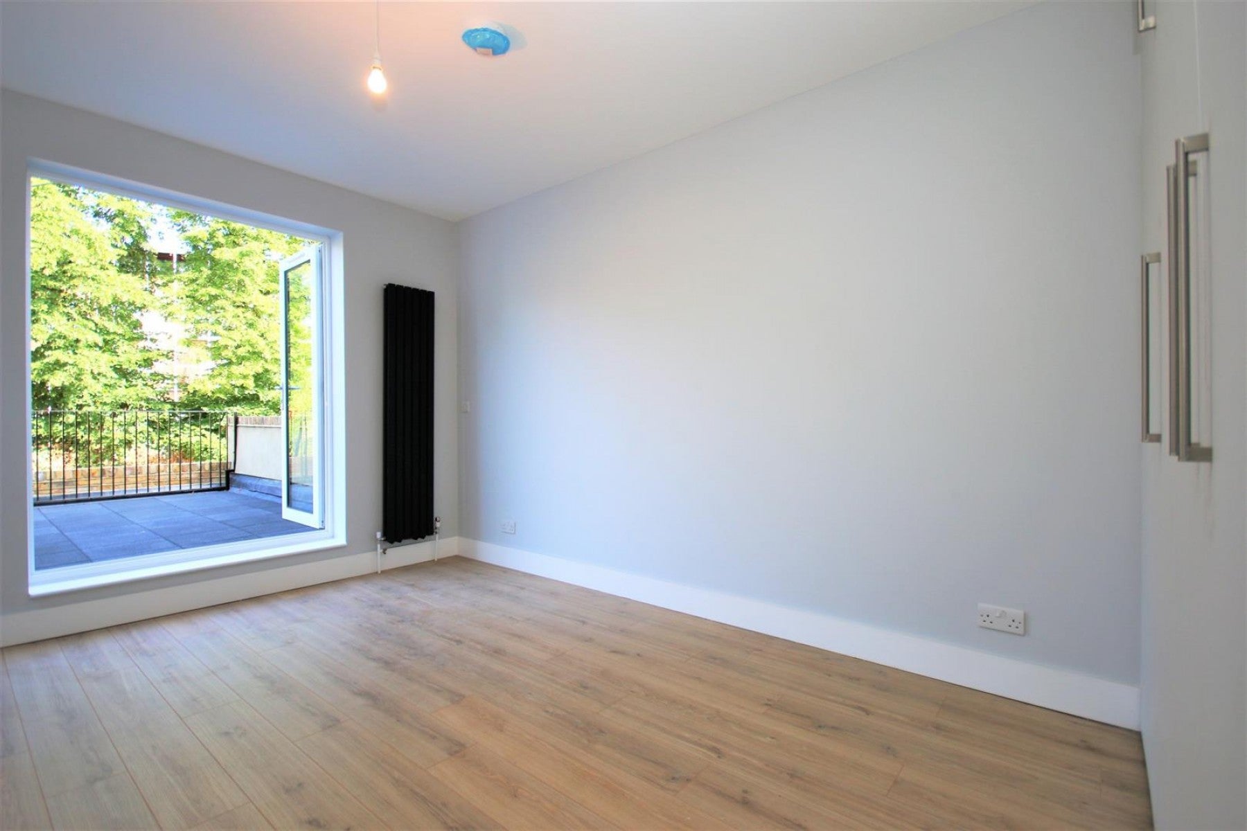 Flat Montpelier Grove in Greater London
