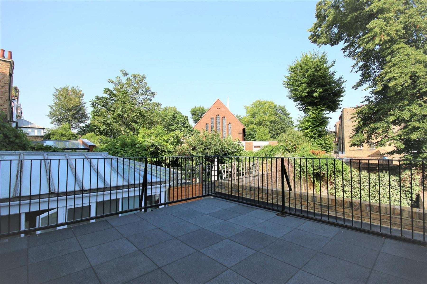 Flat Montpelier Grove in Greater London