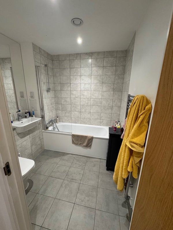 Flat Eaton Walk in Greater London