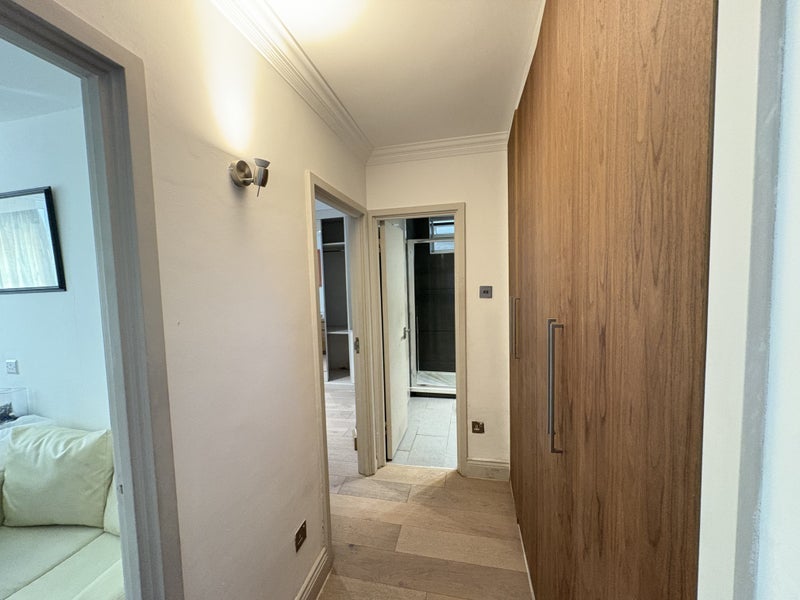 Room Boundary Road in Greater London