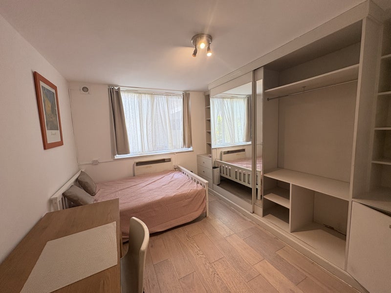 Room Boundary Road in Greater London