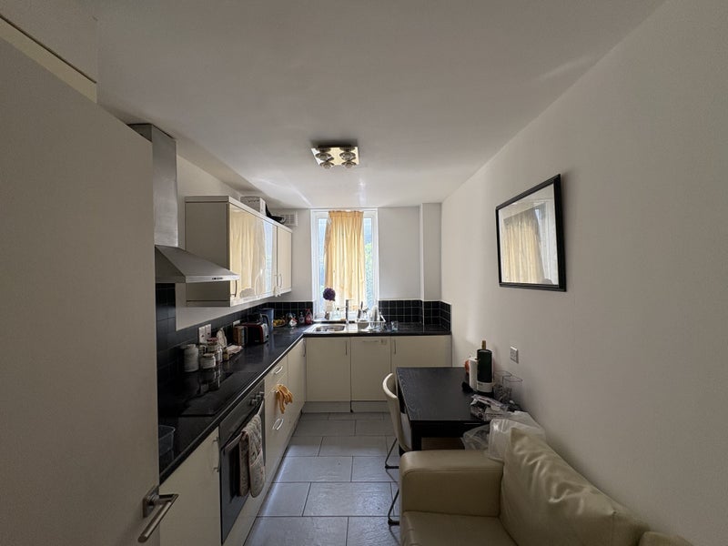 Room Boundary Road in Greater London
