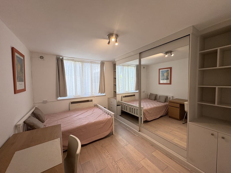 Room Boundary Road in Greater London