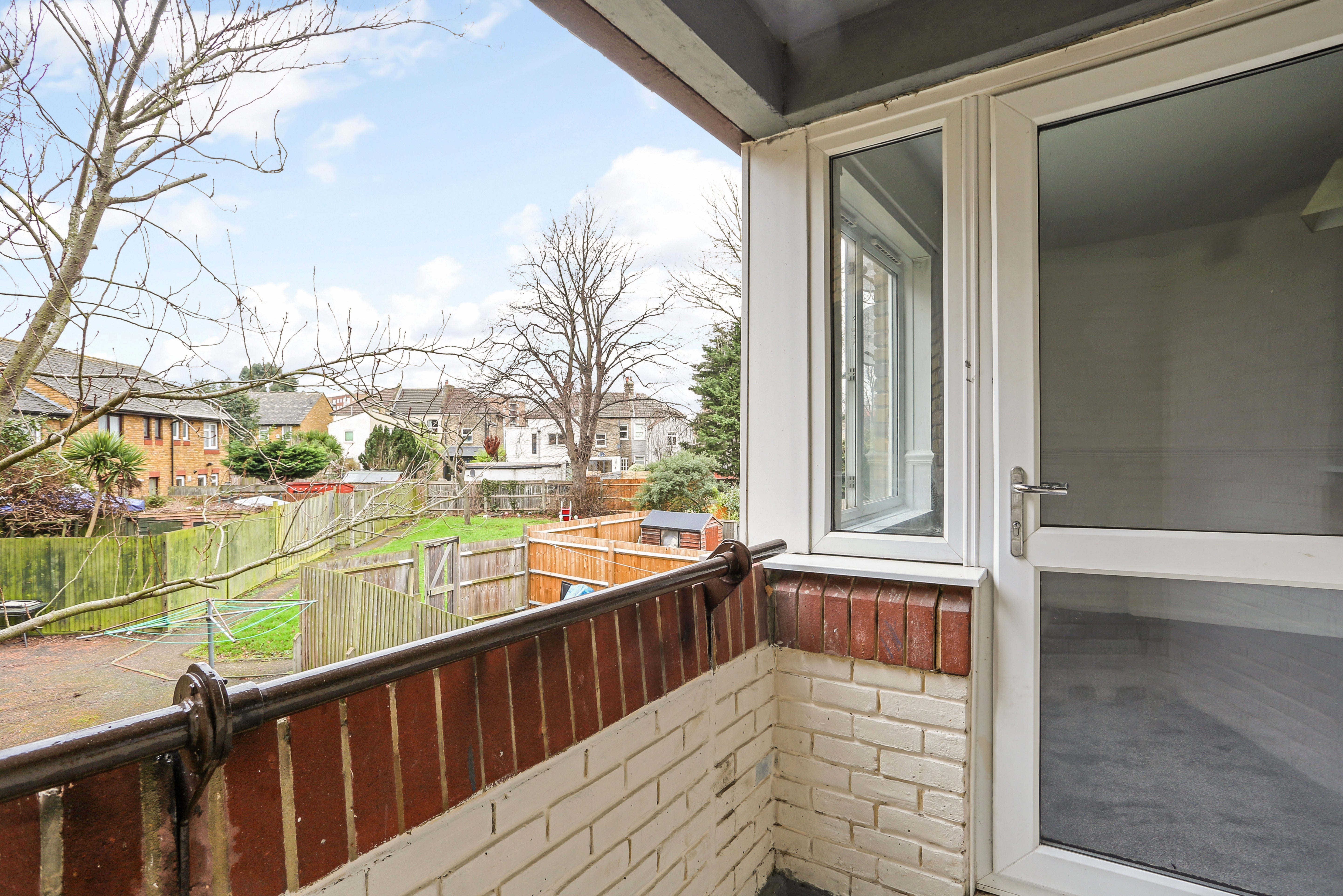 Flat Fambridge Close in Greater London